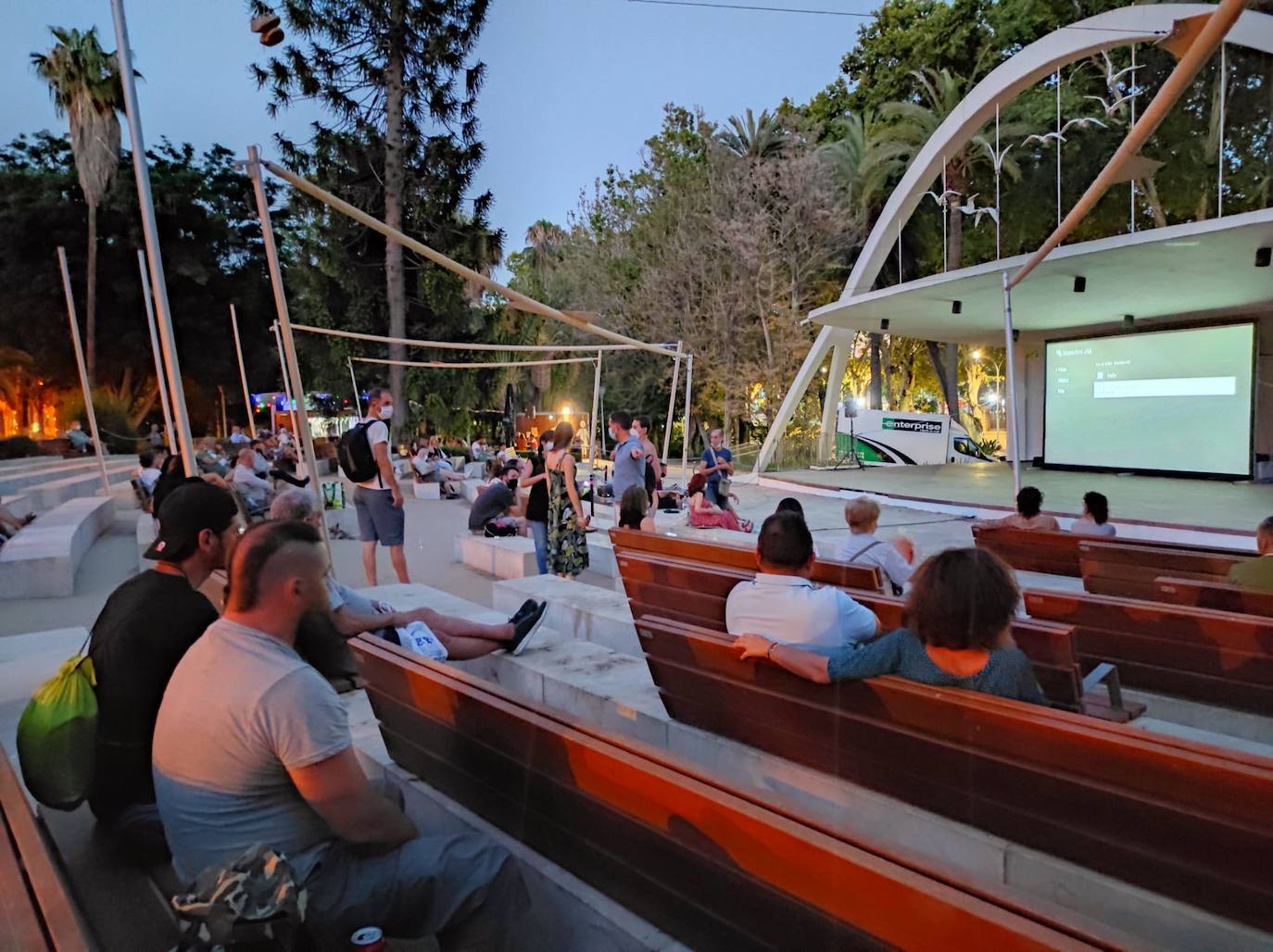 La playa de La Misericordia y el recinto Eduardo Ocón ejercieron ayer de cines 