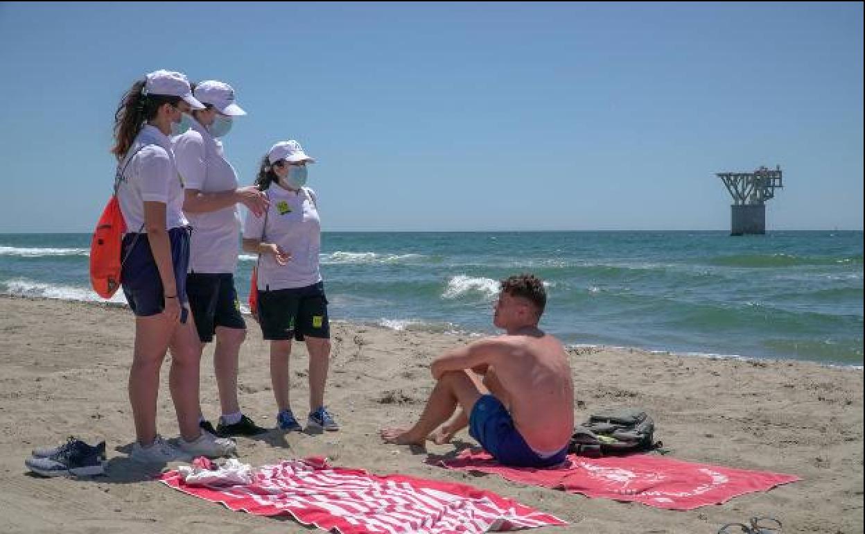 El PSOE denuncia ante las inspecciones de trabajo las contrataciones de los vigilantes de la playa en Andalucía