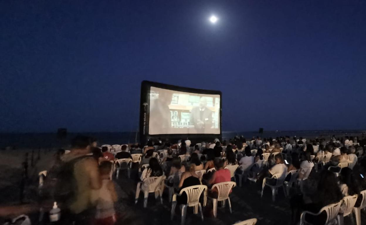 Sesión de cine de verano marcada por el terral en las playas de Málaga, ayer por la noche. 