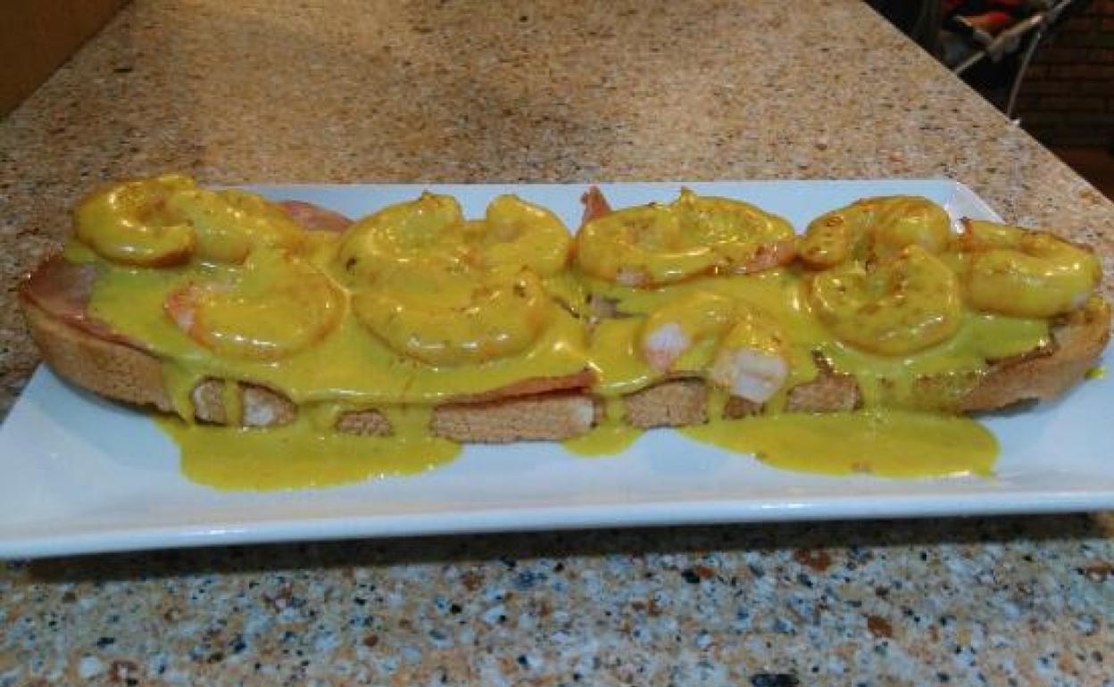 Vistas de la tosta famosa de langostinos y curry. 