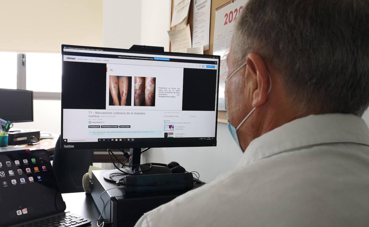 Uno de los profesionales que está recibiendo esta formación. 