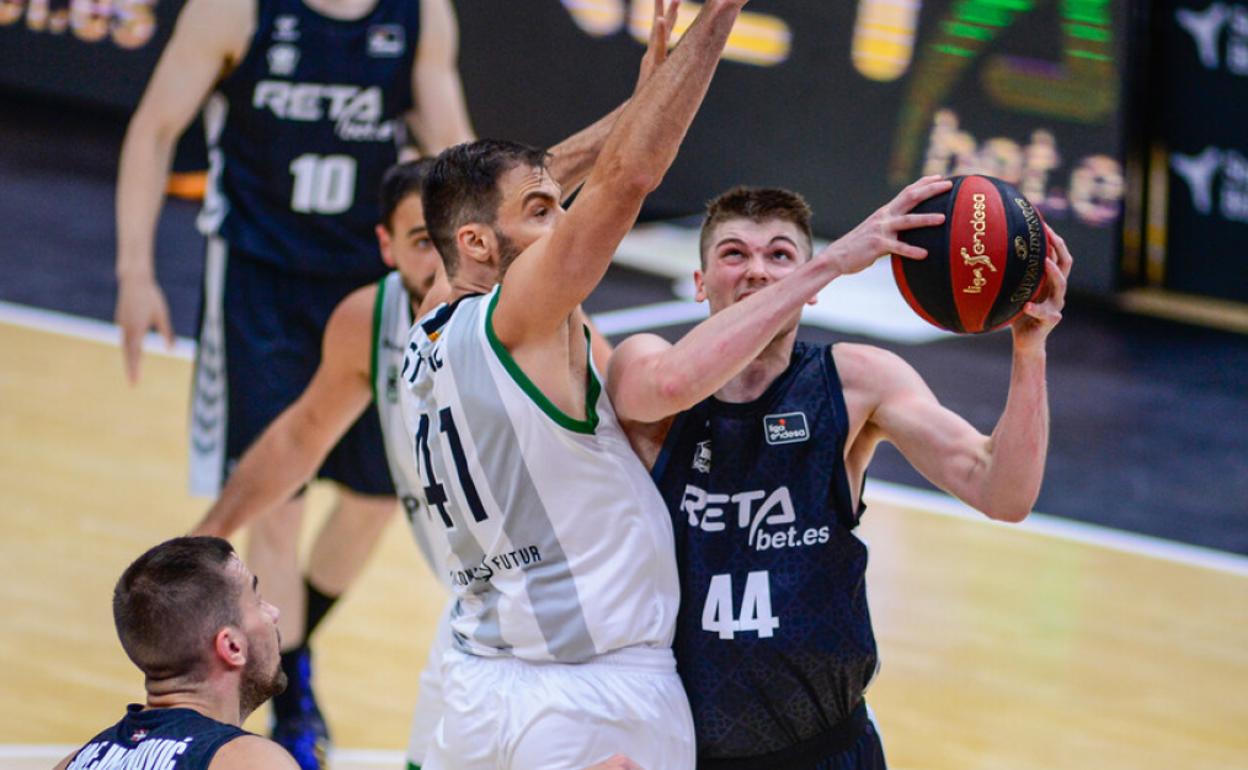 Ben Lammers, con el número 44, en un partido contra el Joventut.