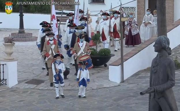 Un momento del desfile que protagonizaron los Granaderos y Damas de Gálvez. 