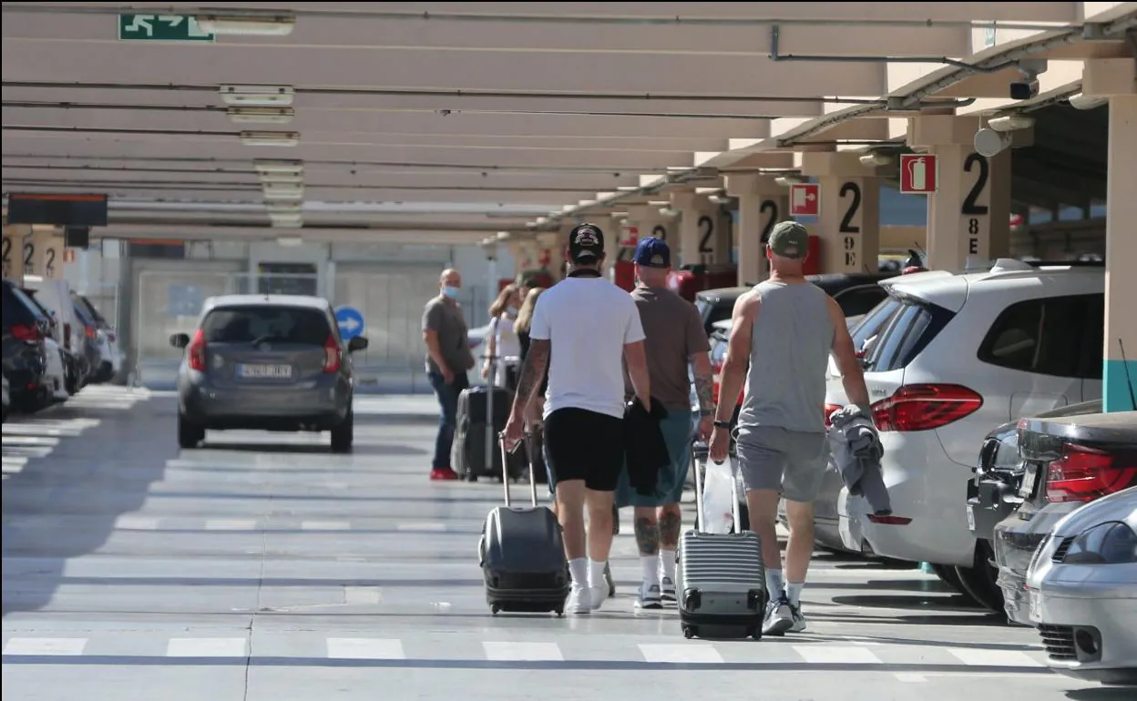 Turistas llegan al aeropuerto de Málaga. 