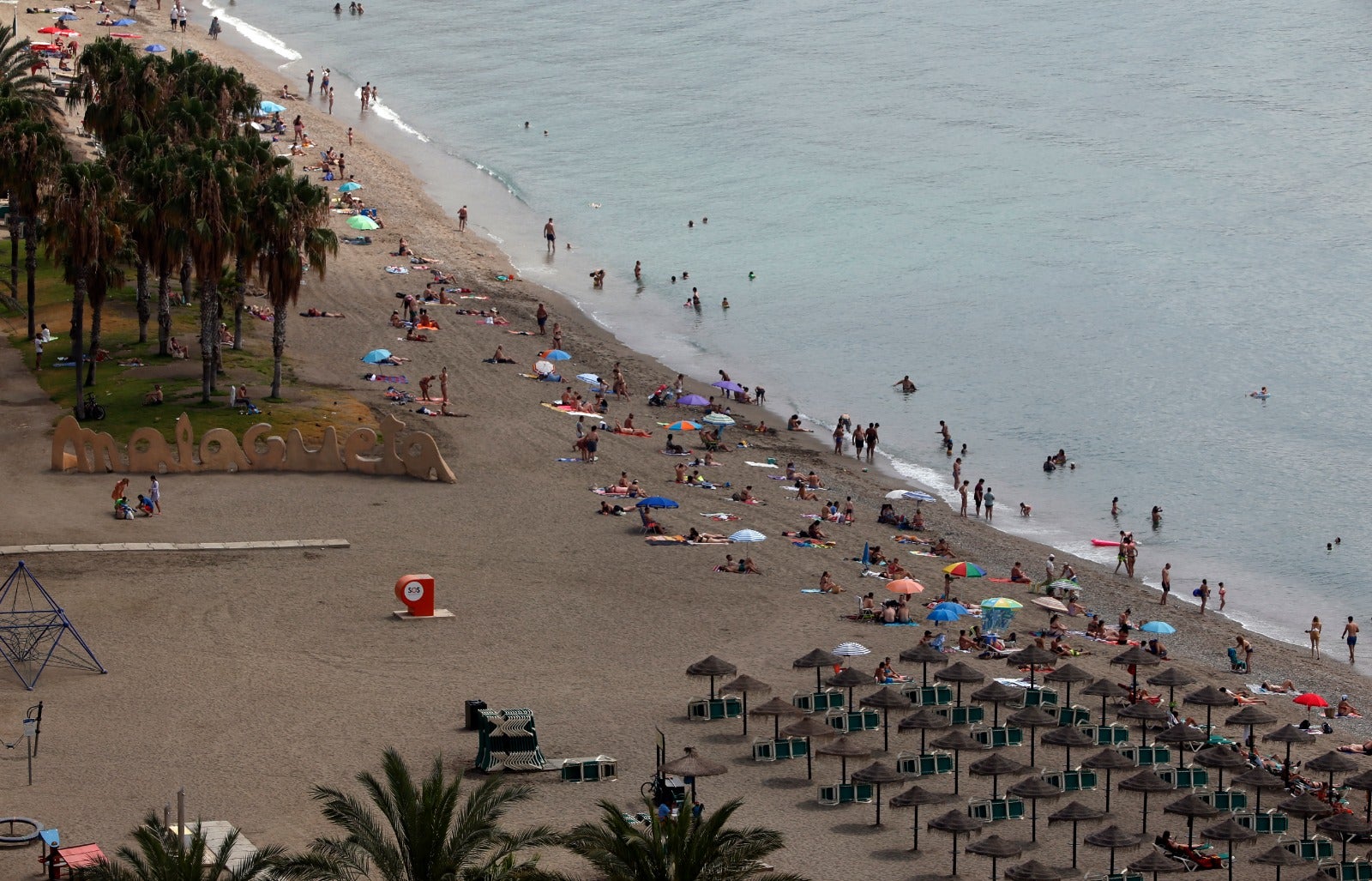 La avalancha de bañistas obliga al cierre puntual de 29 playas en Málaga por exceso de aforo