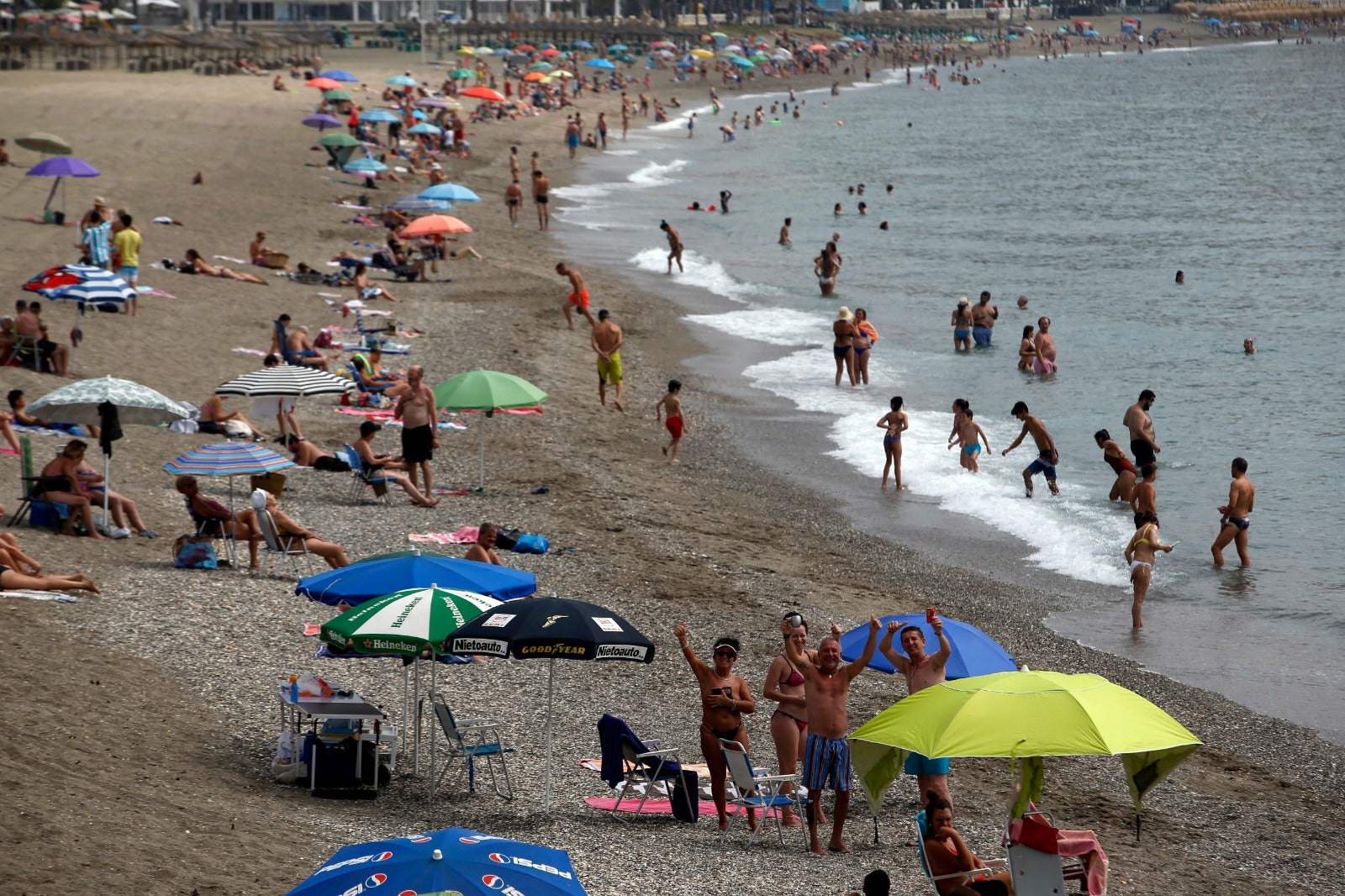 La avalancha de bañistas obliga al cierre puntual de 29 playas en Málaga por exceso de aforo