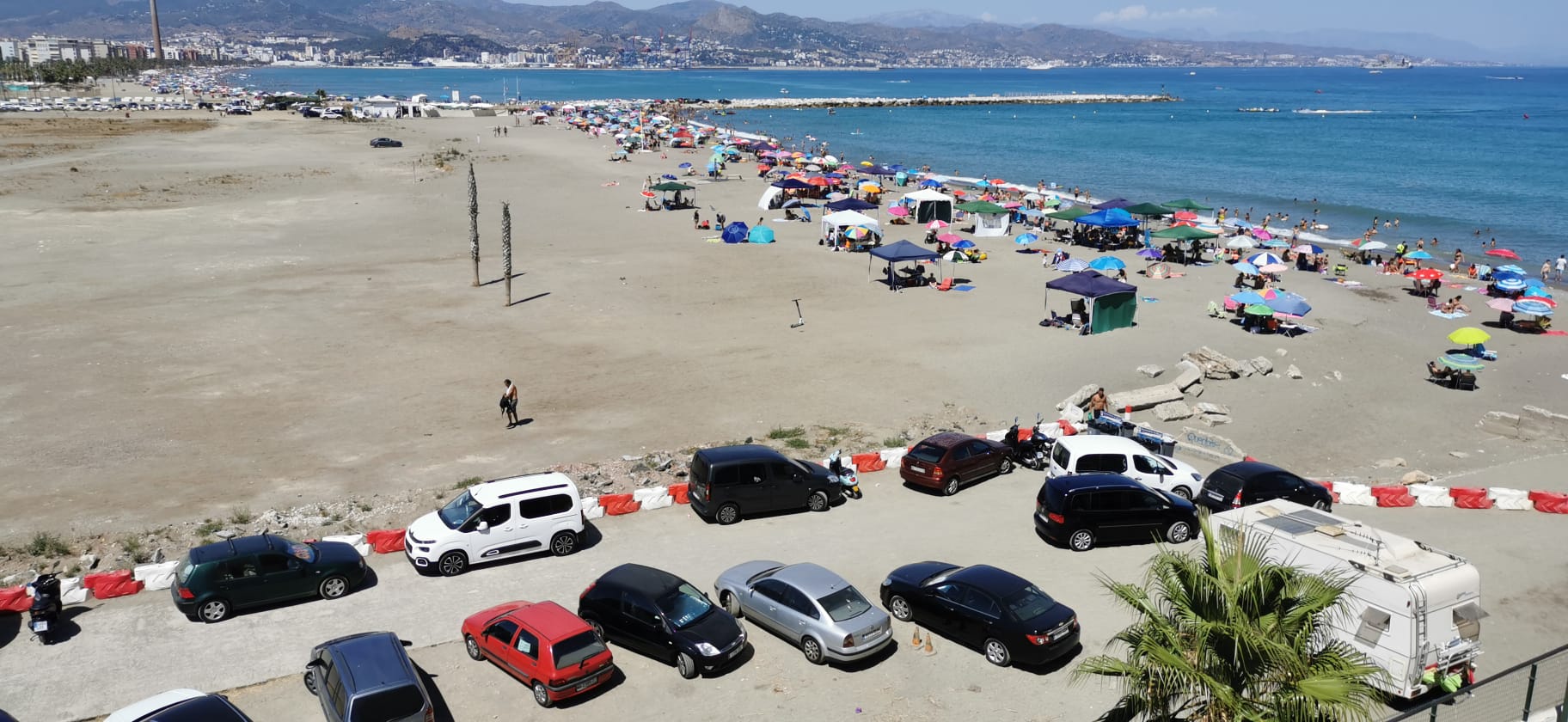 La avalancha de bañistas obliga al cierre puntual de 29 playas en Málaga por exceso de aforo