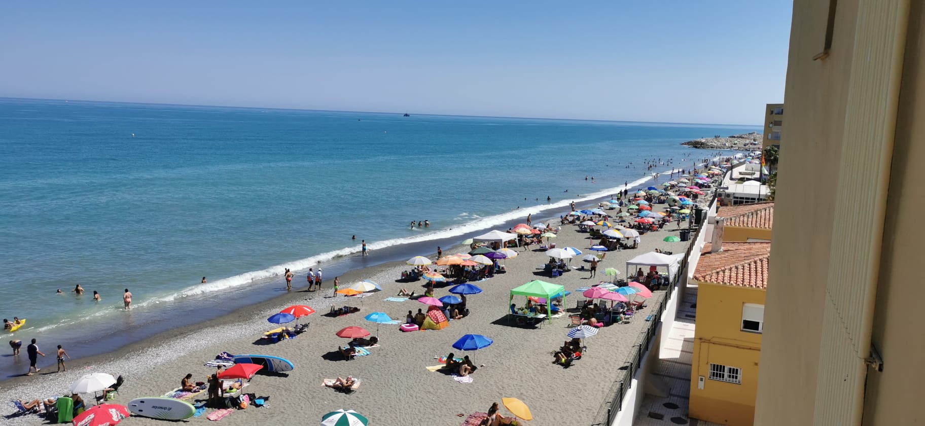La avalancha de bañistas obliga al cierre puntual de 29 playas en Málaga por exceso de aforo