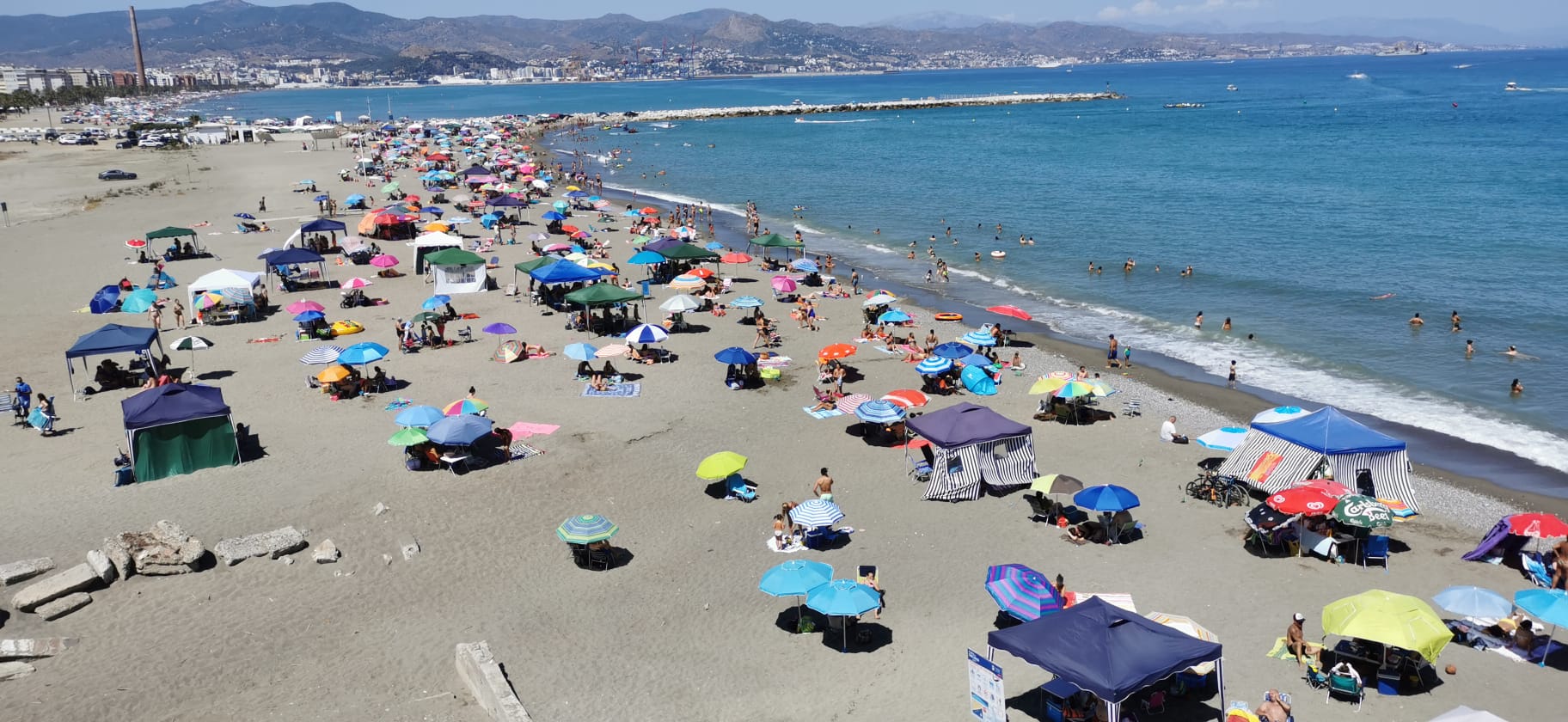La avalancha de bañistas obliga al cierre puntual de 29 playas en Málaga por exceso de aforo