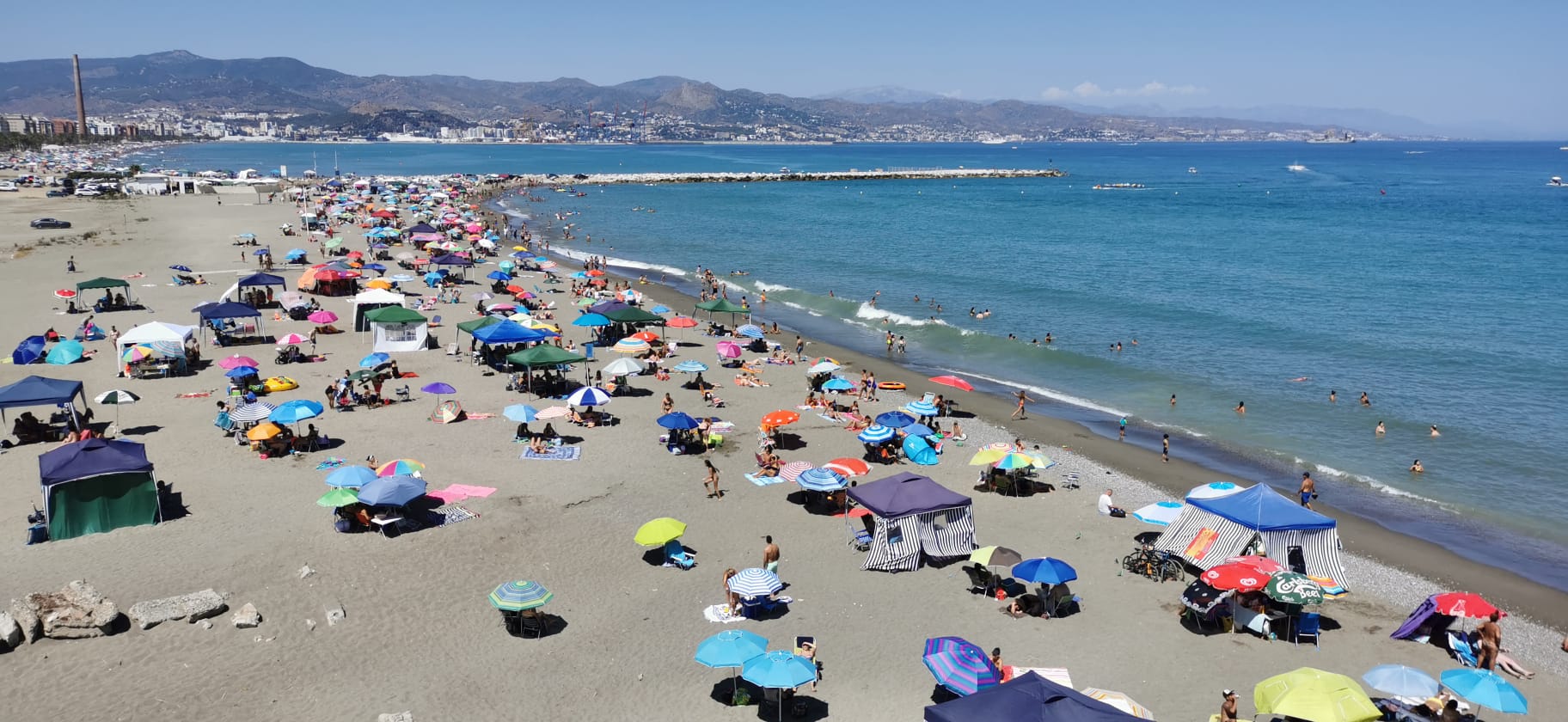La avalancha de bañistas obliga al cierre puntual de 29 playas en Málaga por exceso de aforo