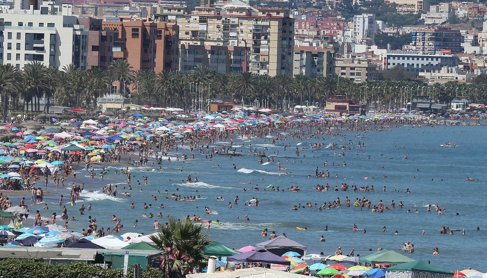 La avalancha de bañistas obliga al cierre puntual de 29 playas en Málaga por exceso de aforo