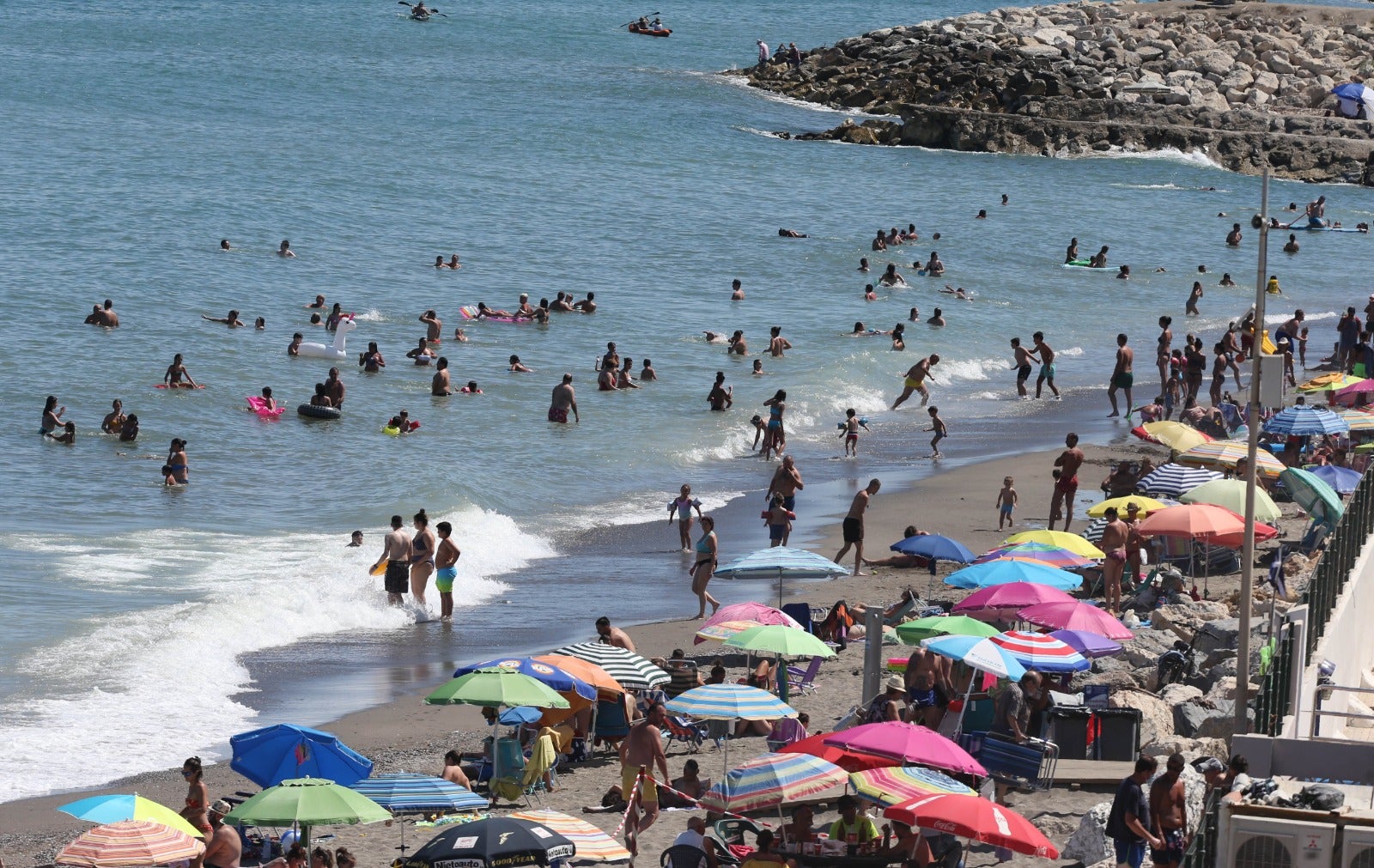 La avalancha de bañistas obliga al cierre puntual de 29 playas en Málaga por exceso de aforo