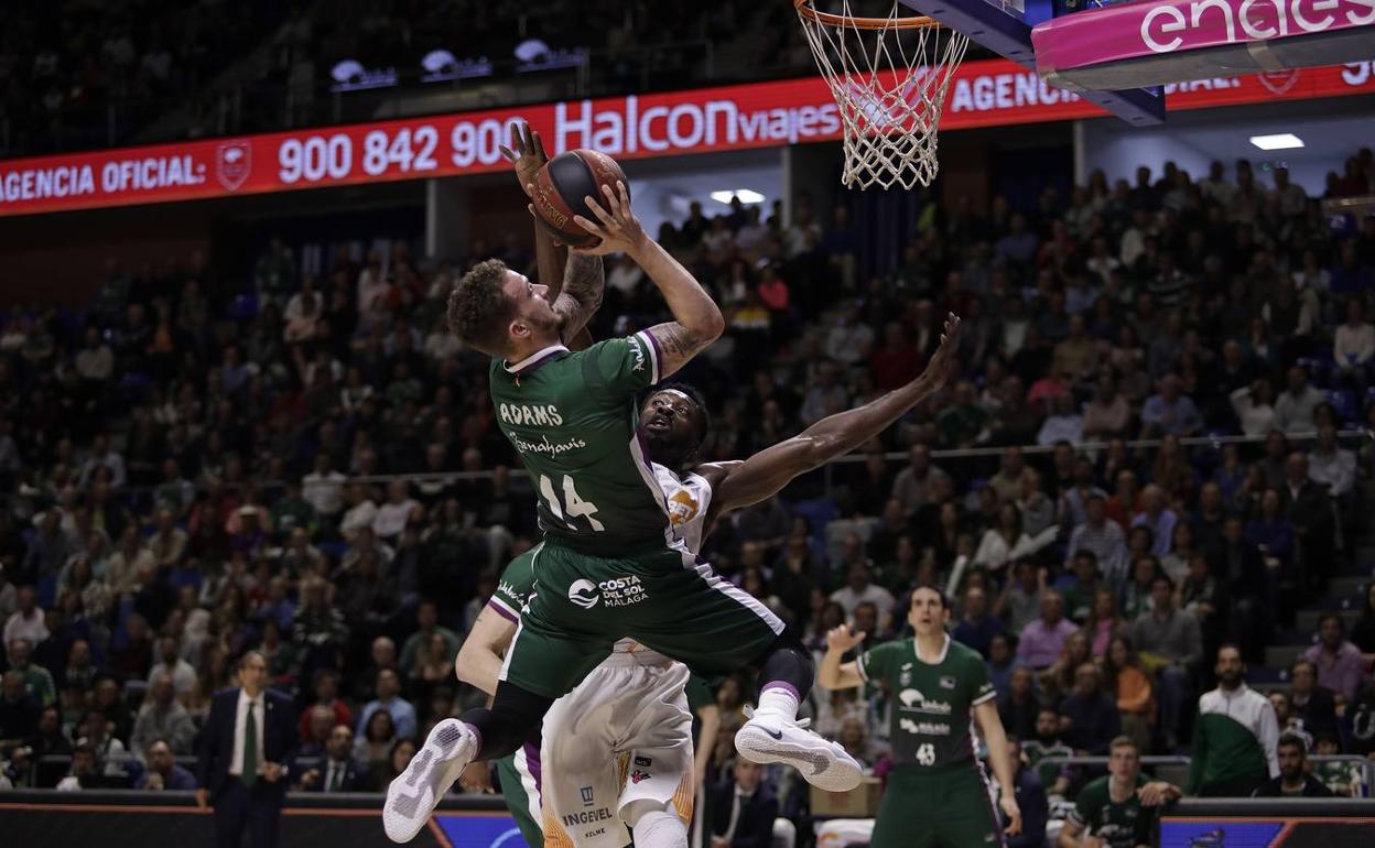 Josh Adams intenta una canasta en un partido contra el Baskonia esta temporada. 