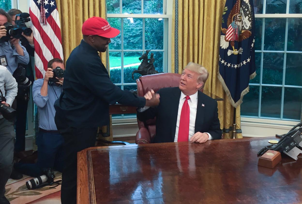   West, saludando a Donald Trump. Afp