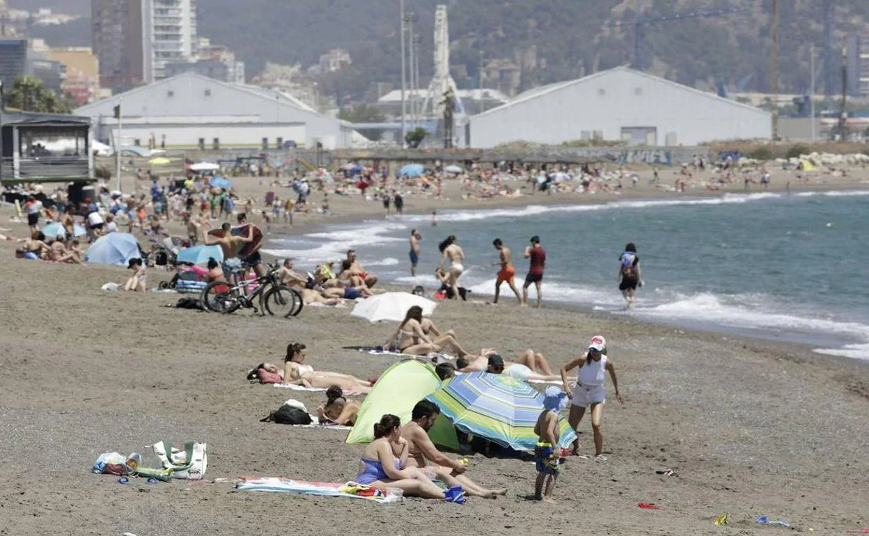 Detienen a una pareja por practicar sexo en la playa de Huelin a plena luz  del día y delante de varios niños | Diario Sur