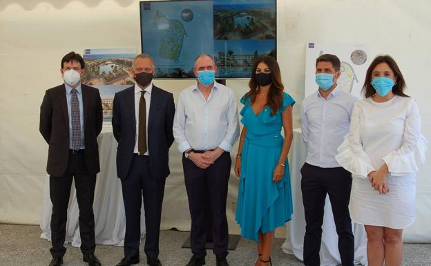 Autoridades y responsables de Hilton y Platinum Estates en la presentación 