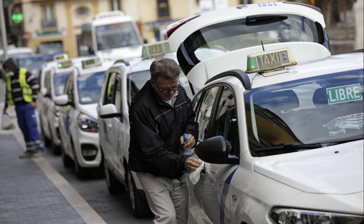 Un taxista espera clientes durante el estado de alarma. 