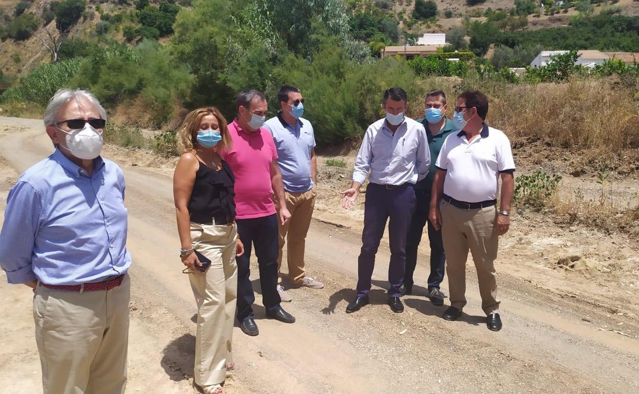 El delegado territorial de Agricultura, Ganadería, Pesca y Desarrollo Sostenible, Fernando Fernández Tapia-Ruano, ha visitado hoy Comares para ver los trabajos en un camino rural. 