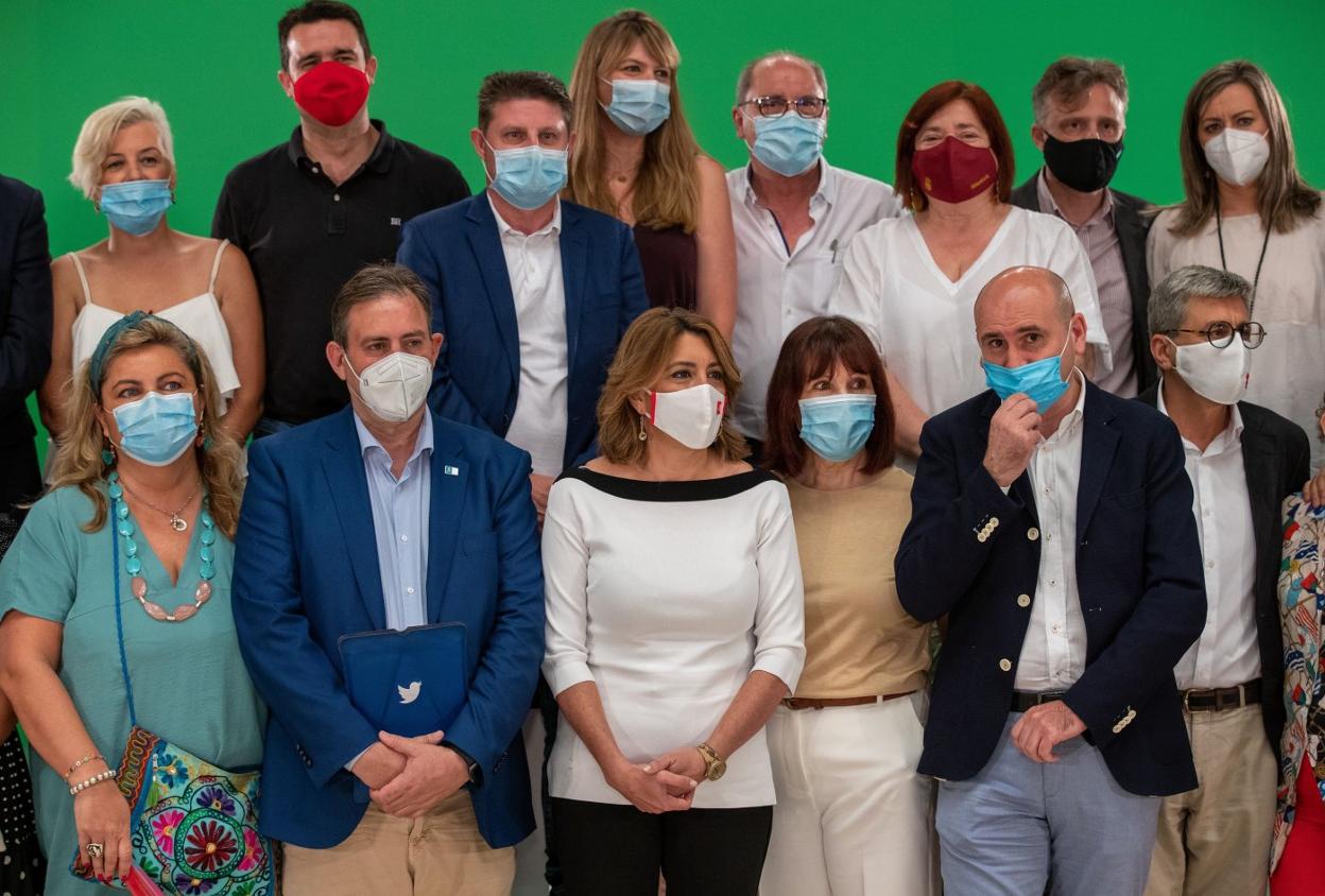 Susana Díaz, con diputados y senadores, entre ellos José Antonio Rodríguez y Micaela Navarro, coordinadores en las cámaras baja y alta. J.Muñoz. 