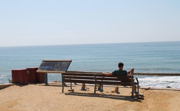 Imagen principal - Uno de los miradores habilitados junto al camino. Lugar donde se unen las playas Ancha y de la Sal. Vista de la bahía de Casares.