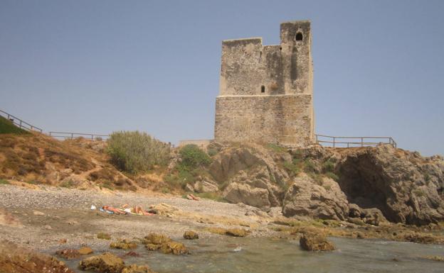 Esta atalaya también es conocida como la del Salto de la Mora.