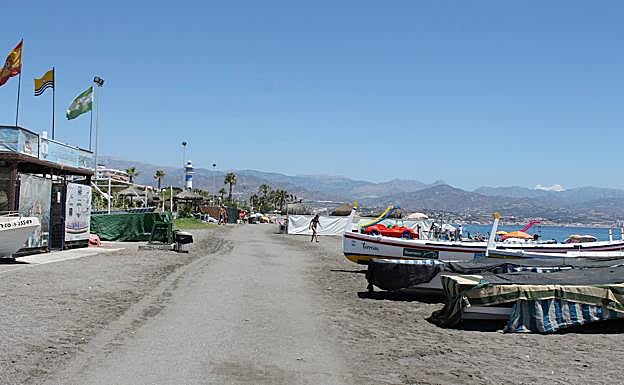 Imagen principal - Senda por la arena de la playa de Torre del Mar. Paseo marítimo de Torre del Mar. Faros antiguo y posterior de Torre del Mar.