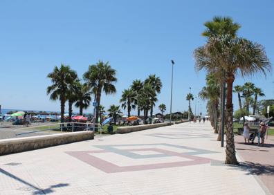 Imagen secundaria 1 - Senda por la arena de la playa de Torre del Mar. Paseo marítimo de Torre del Mar. Faros antiguo y posterior de Torre del Mar.