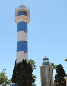 Imagen secundaria 2 - Senda por la arena de la playa de Torre del Mar. Paseo marítimo de Torre del Mar. Faros antiguo y posterior de Torre del Mar.