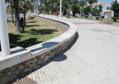 Imagen secundaria 1 - Gaviotas en la arena de la playa. Al fondo el puerto deportivo y pesquero de La Caleta. Logotipo de la Senda Litoral de Málaga.