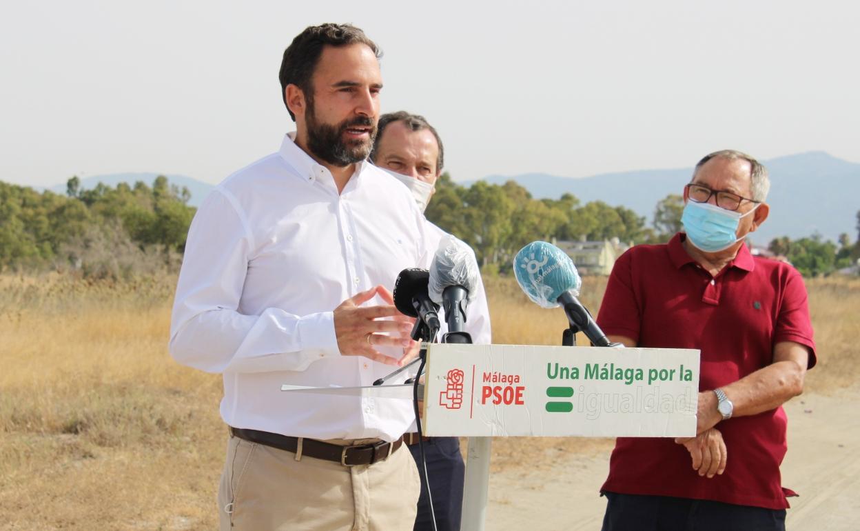 Pérez, ayer, en un acto en Arraijanal junto al secretario general socialista, José Luis Ruiz Espejo, detrás.