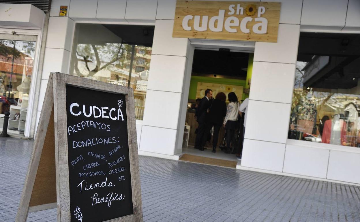 El SOS de Cudeca: necesitan voluntarios para sus tiendas benéficas