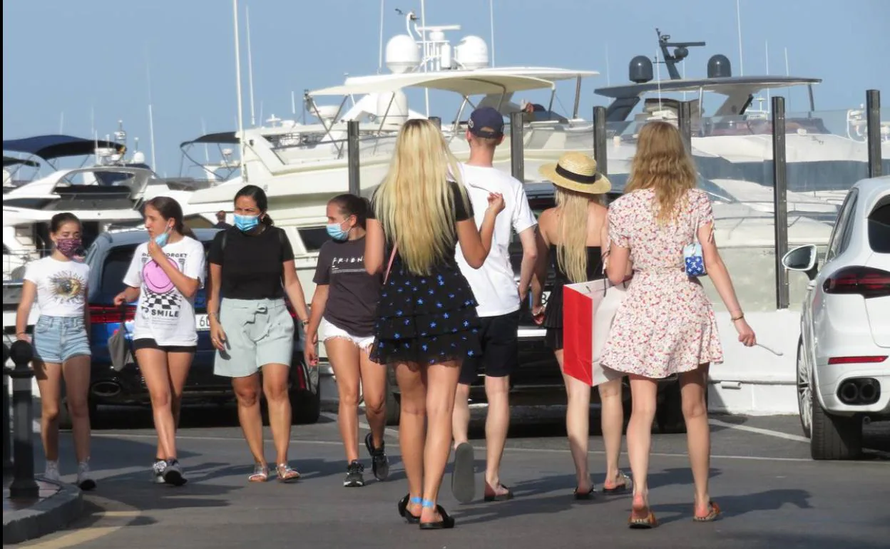 Turistas en Puerto Banús