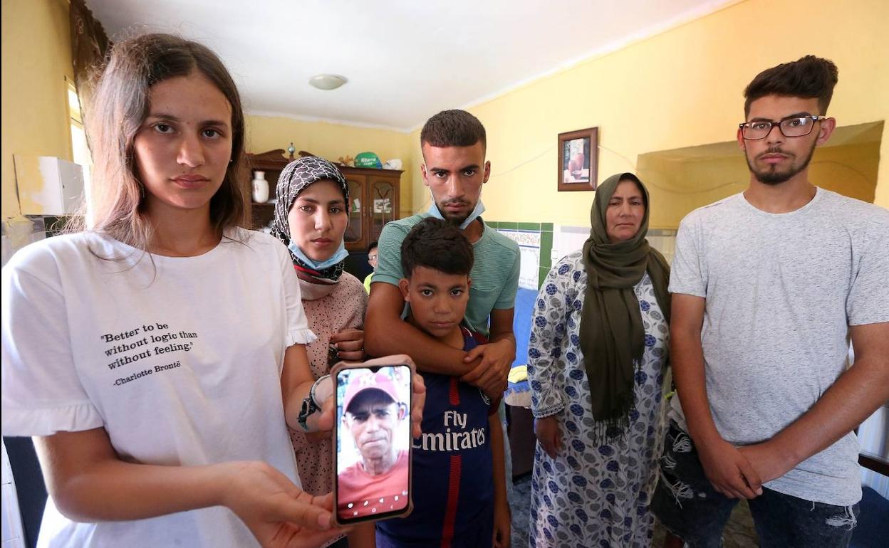 La mujer y los hijos el pescador de Vélez desaparecido en Alborán esperan que siga con vida. 