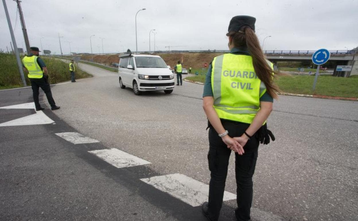 Punto de control de La Guardia Civil de Tráfico en la entrada a la Comunidad gallega a través de Ribadeo. 