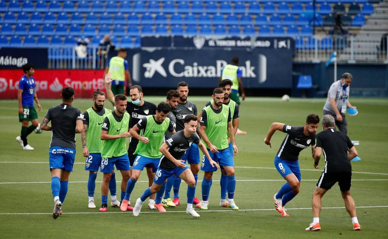 El Málaga, durante el calentamiento del partido contra el Deportivo.