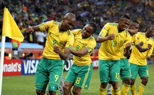 Los sudafricanos festejan el primer gol de su Mundial, anotado por Siphiwe Tshabalala ante México. 