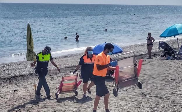Imagen principal - Tres imágenes de las intervenciones realizadas por los agentes este fin de semana en la playa torroxeña de Ferrara. 