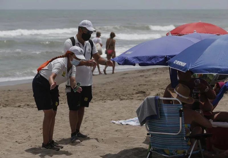 Estos nuevos 'vigilantes' informan sobre las medidas de seguridad contra el Covid-19 en las playas