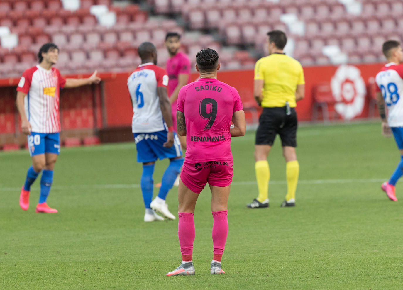 Derrota del Málaga en su visita al Sporting. 