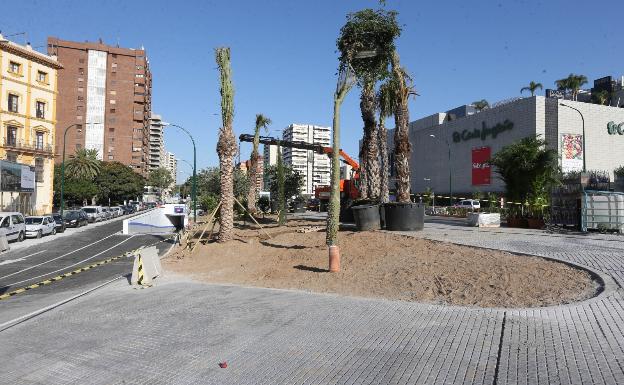 Pequeño jardín en el lateral sur, frente a la Archicofradía de la Expiración. 