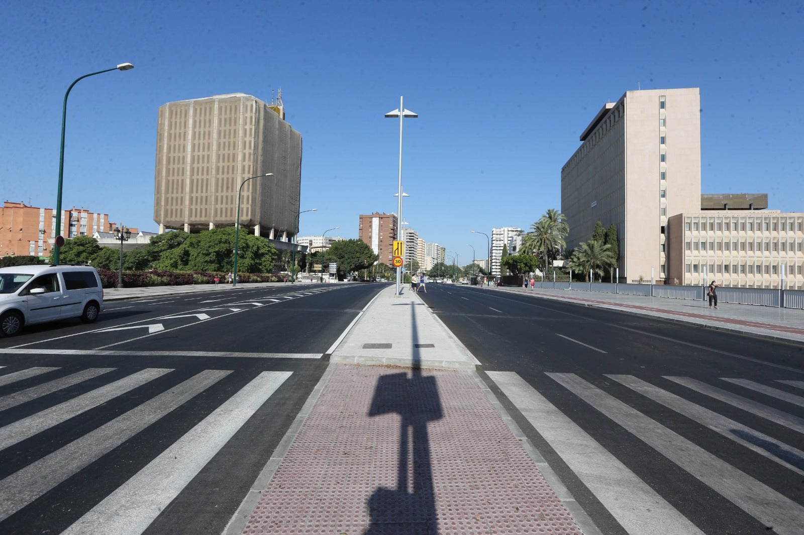 El viernes, 17 de julio, será una de esas fechas que se inscriben en las efemérides malagueñas. Ese día, más de diez años después de la primera ocupación por las obras del metro, se dará por terminada la reposición en superficie de la avenida de Andalucía.