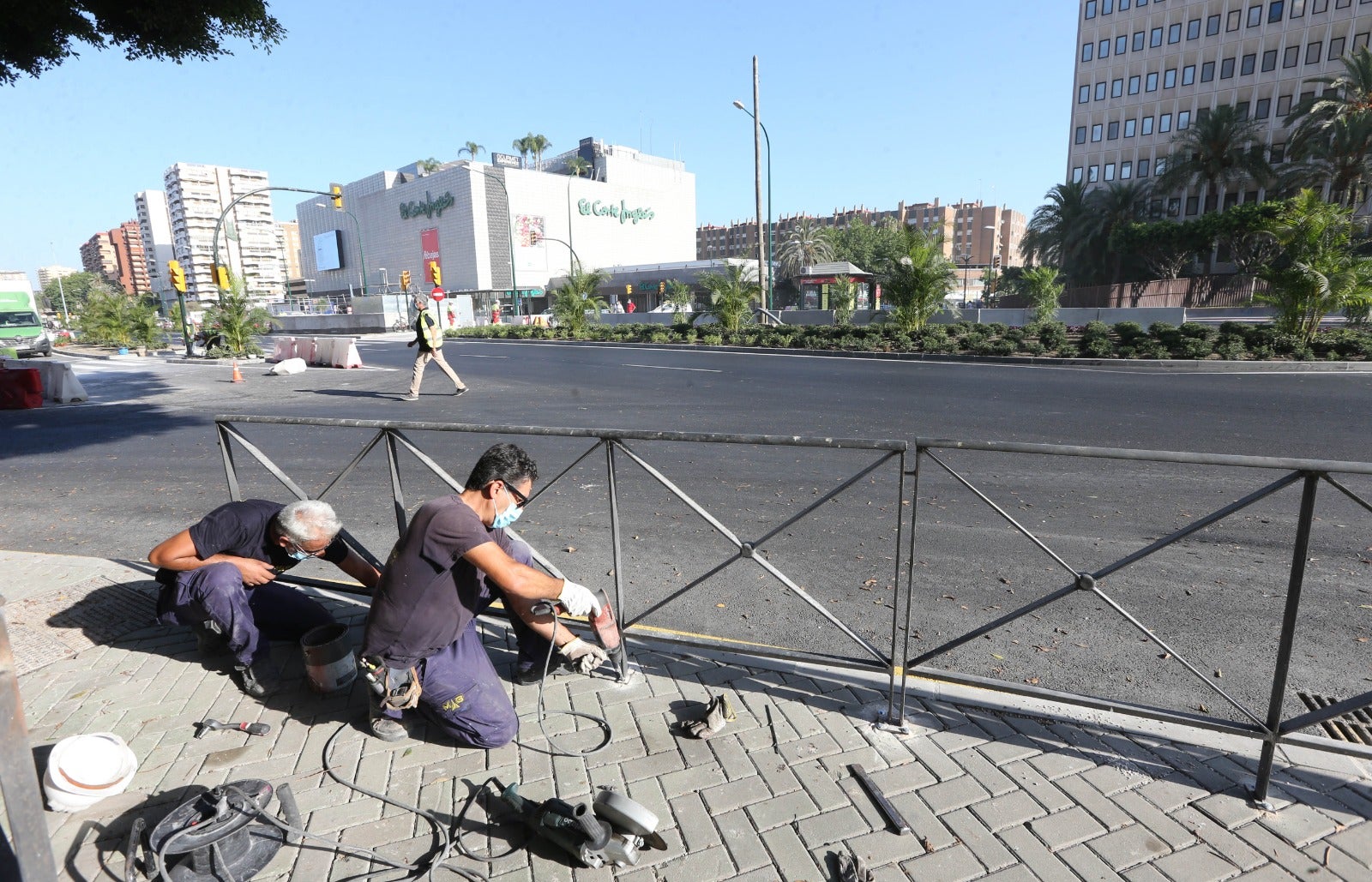 El viernes, 17 de julio, será una de esas fechas que se inscriben en las efemérides malagueñas. Ese día, más de diez años después de la primera ocupación por las obras del metro, se dará por terminada la reposición en superficie de la avenida de Andalucía.