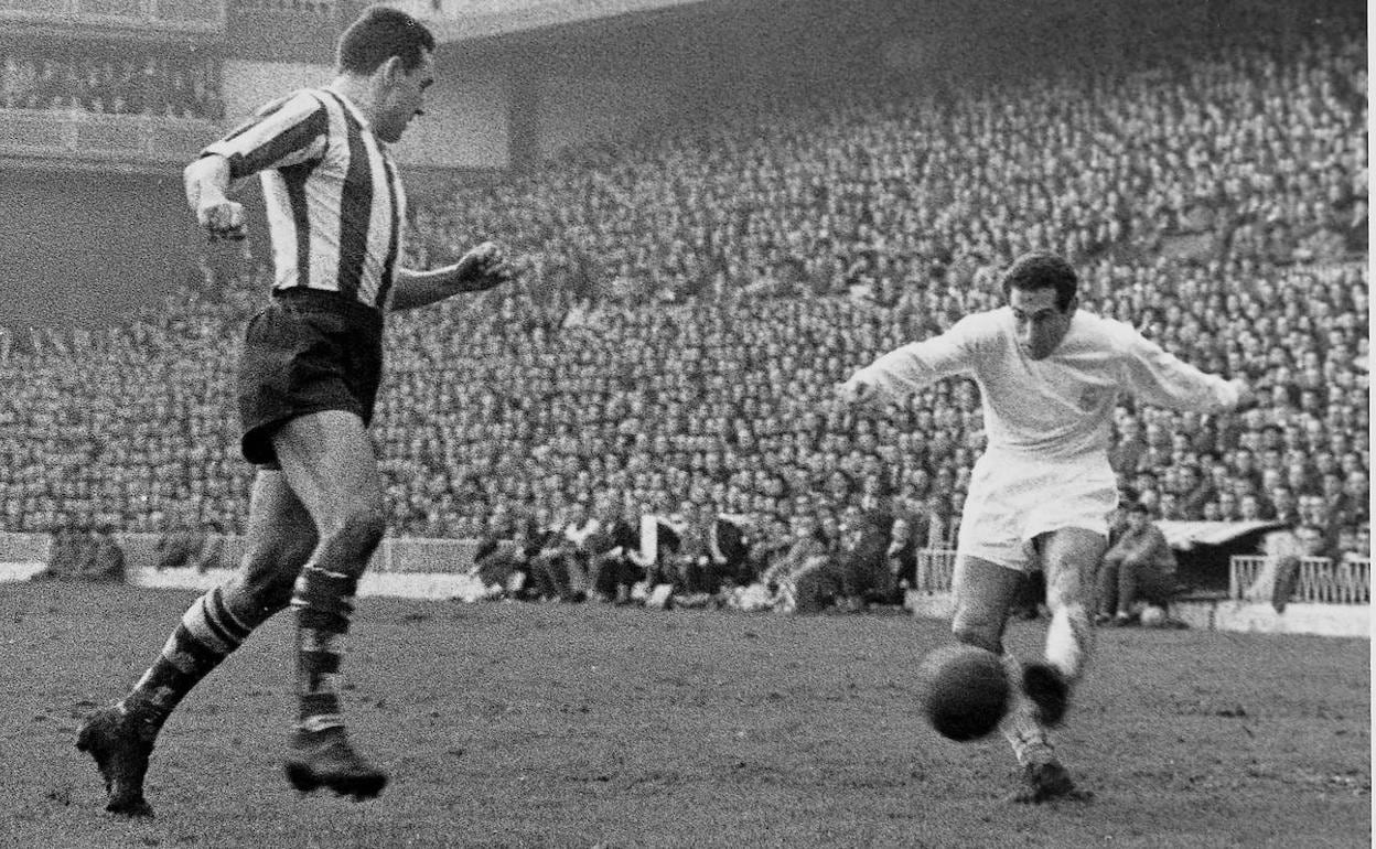 Paco Gento, con el balón, centra sobre Jesús Garay, del Athletic de Bilbao, en 1960. 