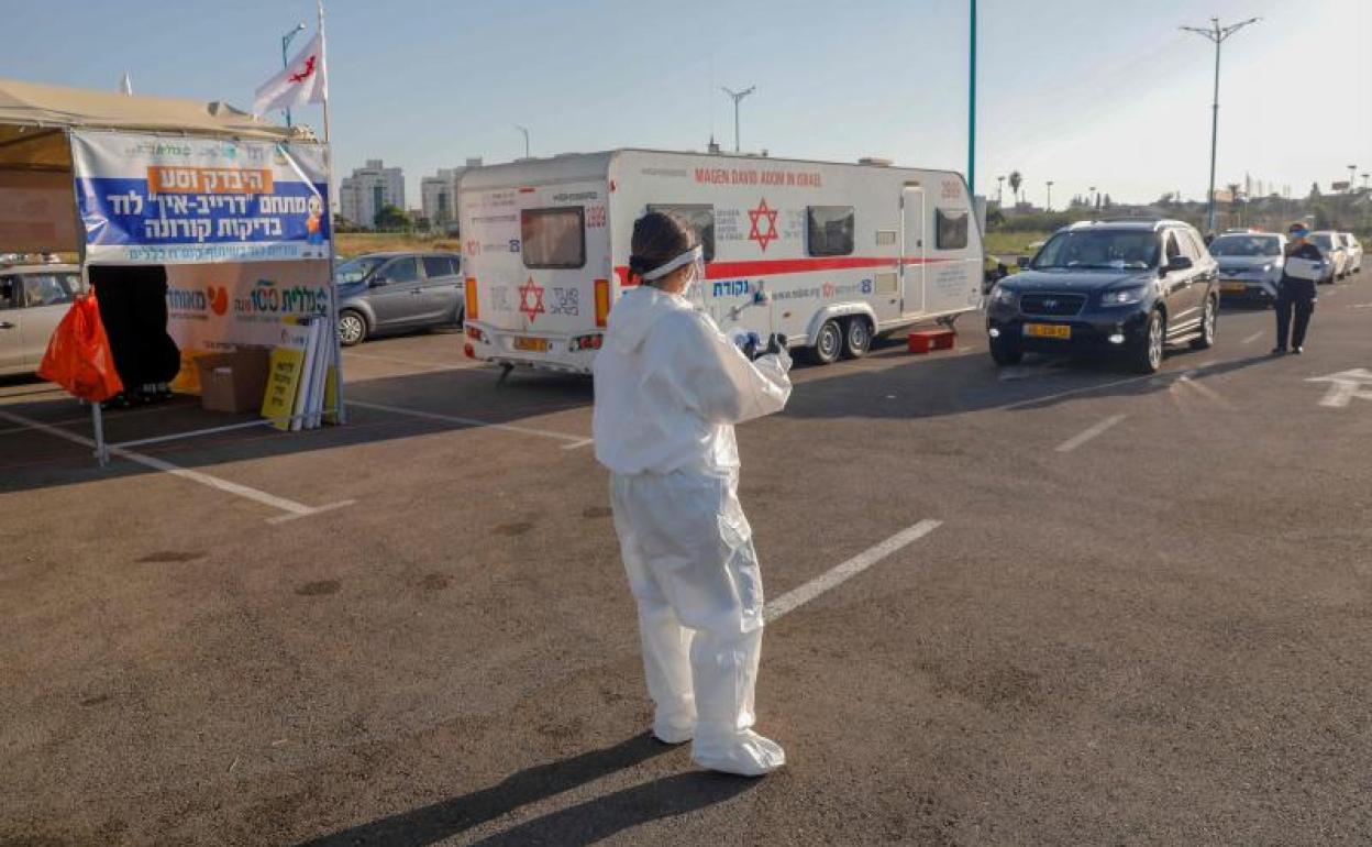 Un paramédico con el servicio médico de emergencia nacional Magen David Adom 