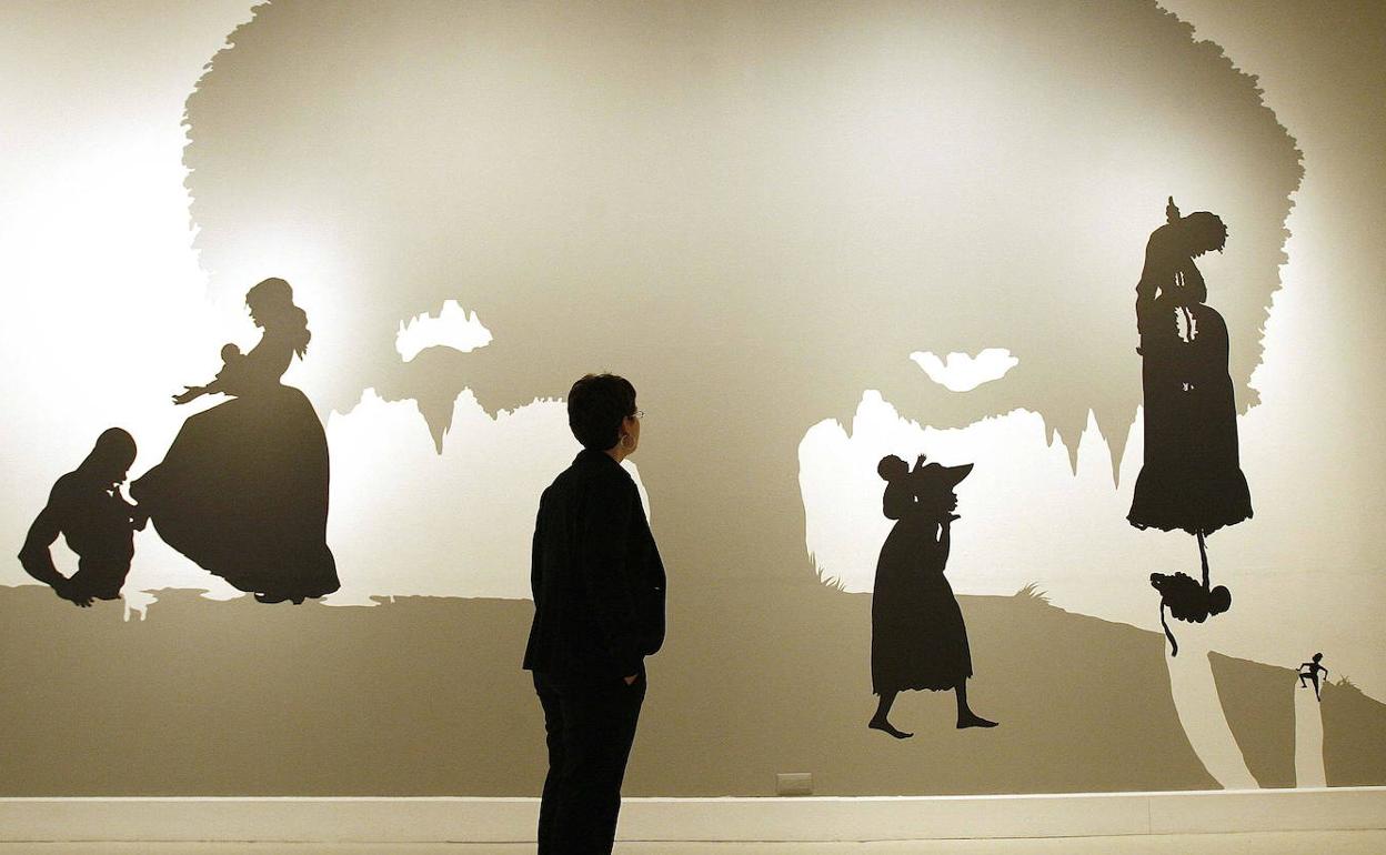 El CAC Málaga figura entre las instituciones con mayor porcentaje de exposiciones de mujeres artistas, como la dedicada a Kara Walker en 2008. 