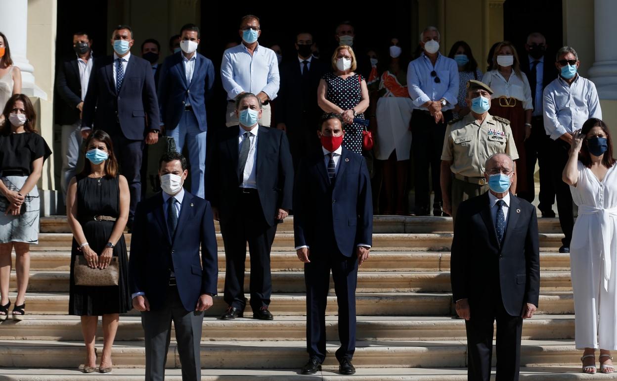 Minuto de silencio en la escalinata del Ayuntamiento de Málaga.