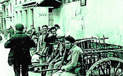 Parada de carros delante del Teatro Lara, hacia 1940