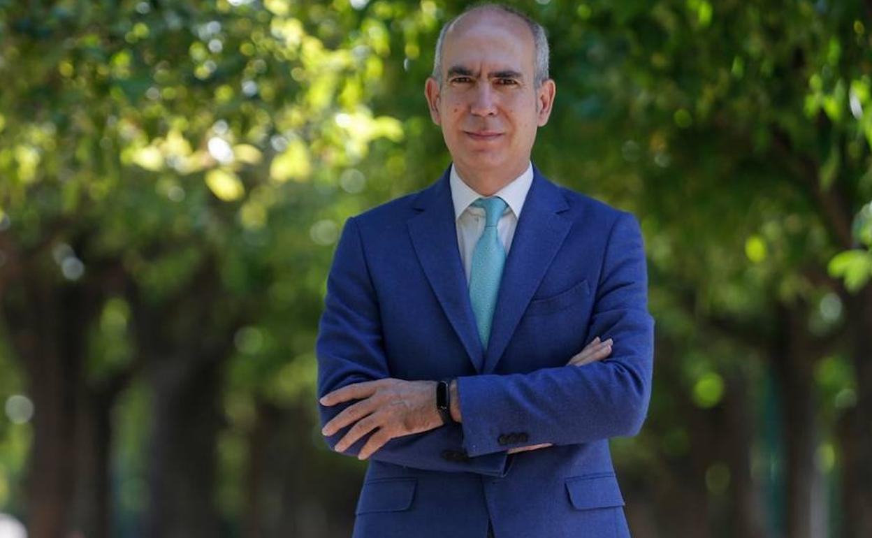 Pedro Moreno Brenes, bajo una hilera de naranjos en los jardines de Pedro Luis Alonso