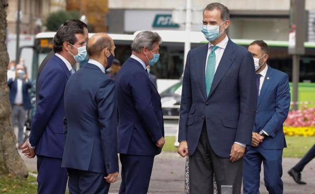 Representantes de los empresarios, como Garamendi, saludando al Rey en su visita a Bilbao.