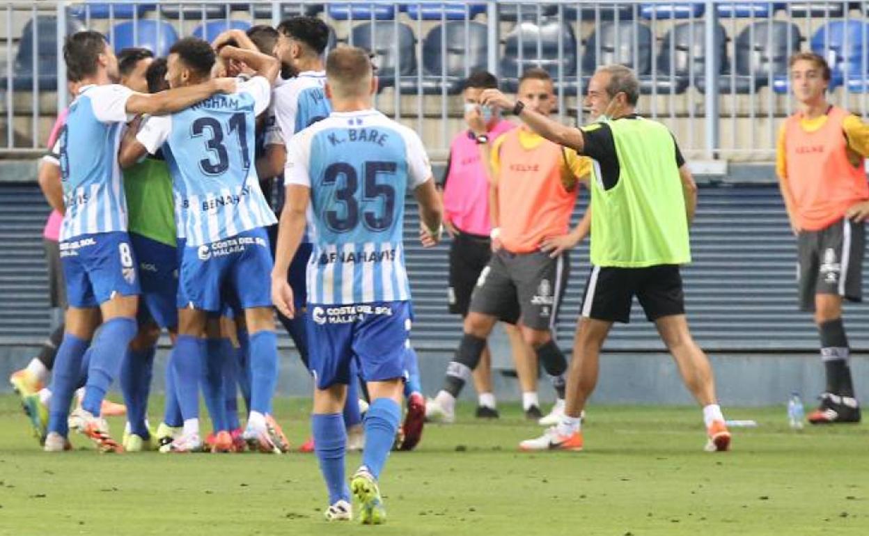 Los jugadores del Málaga se abrazan tras el tanto conseguido por Tete, que sentenciaba el partido. 